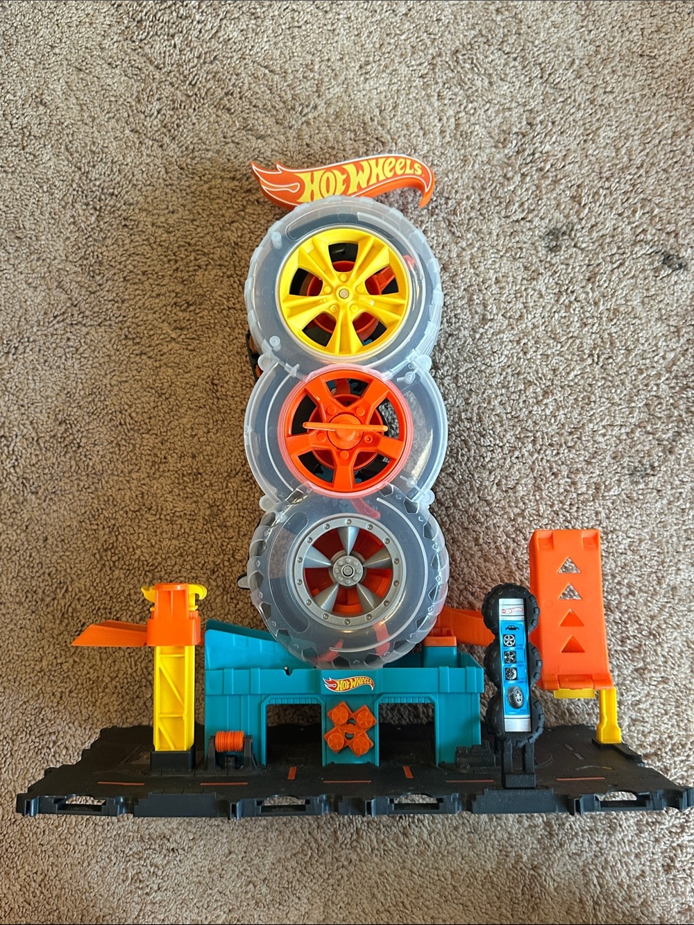 Hot Wheels® City Super Twist Tire Shop
Product#: HDP02
Released: 2022
Discontin